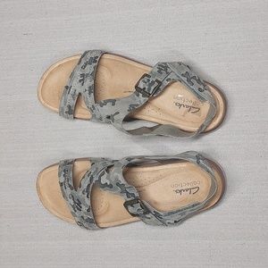 Clarks Sandles Size 9 Womens Camo Print